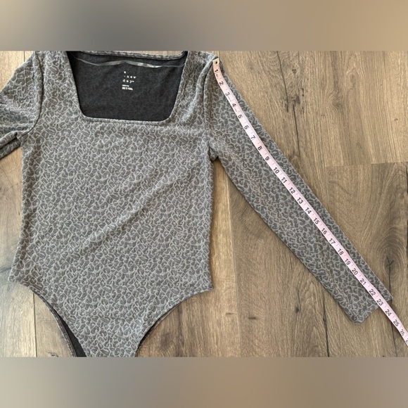 A New Day Bodysuit Textured Knit Stretch Gray Leopard Print Size Medium - Picture 6 of 9